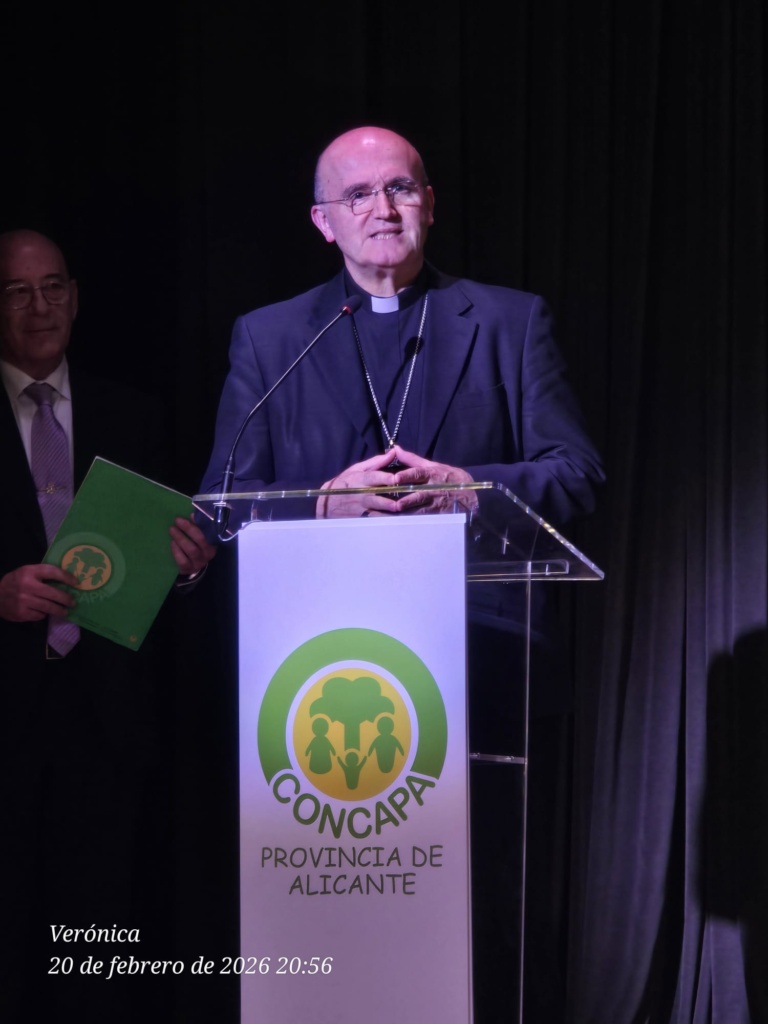 D. JAVIER URRA durante su brillante conferencia.